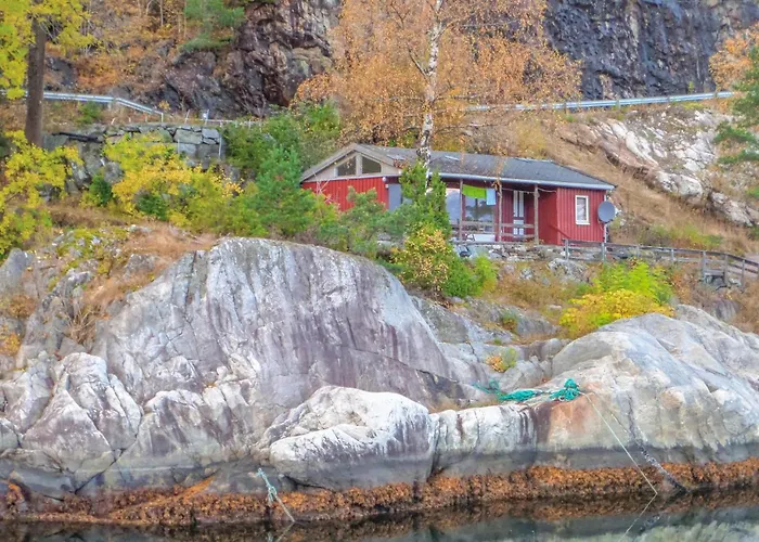 Beautiful Home In Vallavik With Kitchen